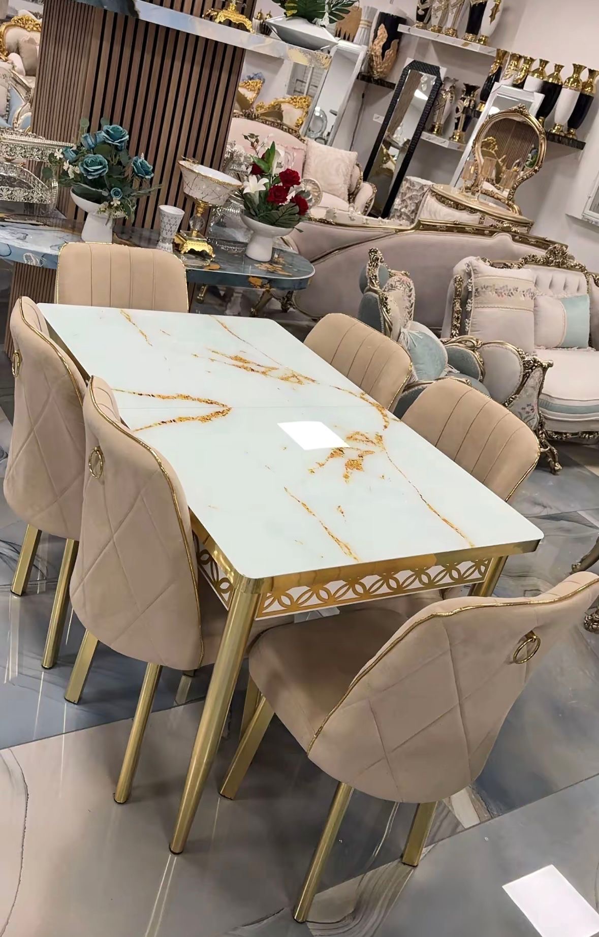 Tavolo Marmo Oro Bianco · 6 sedie beige