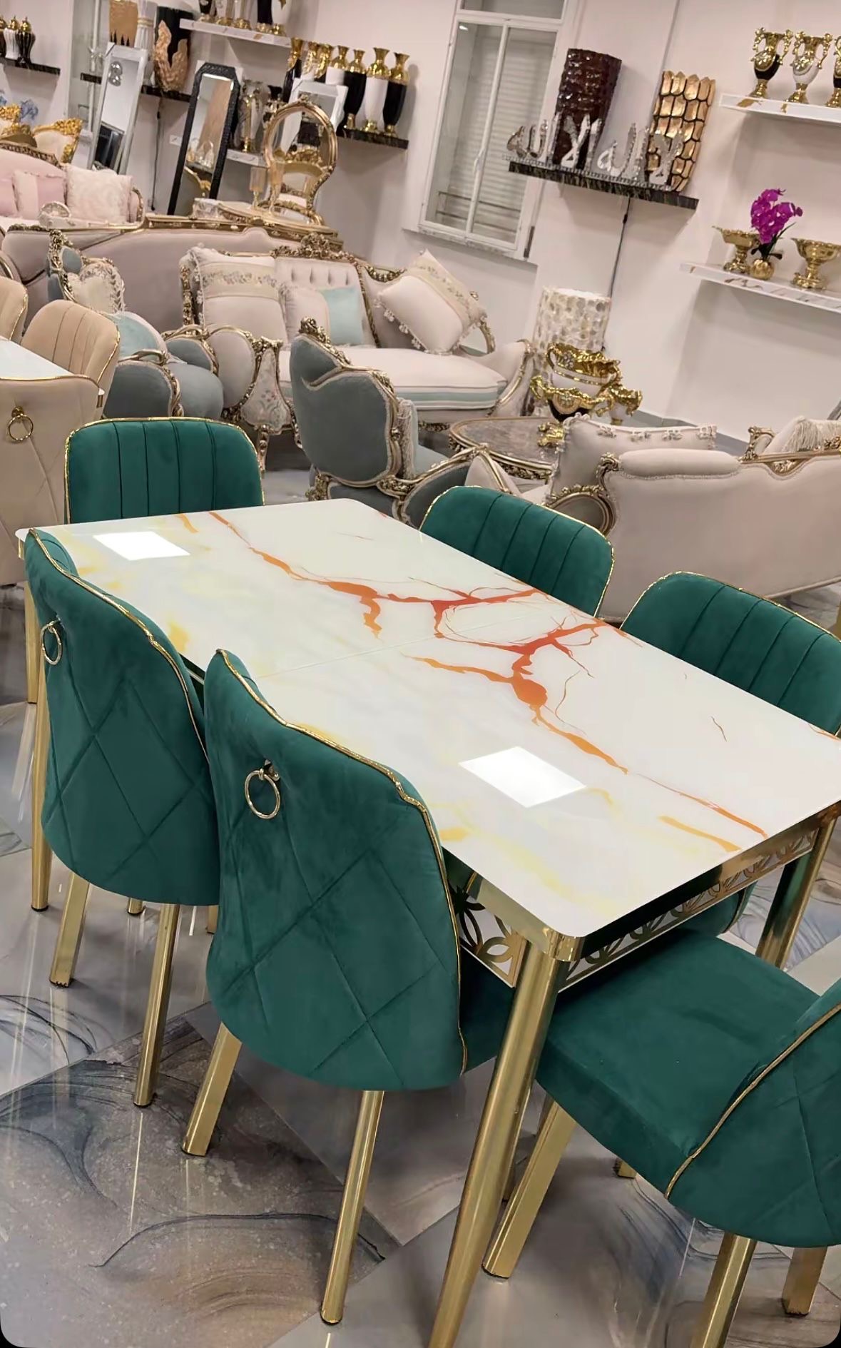 Tavolo Marmo Oro · 6 sedie verde smeraldo