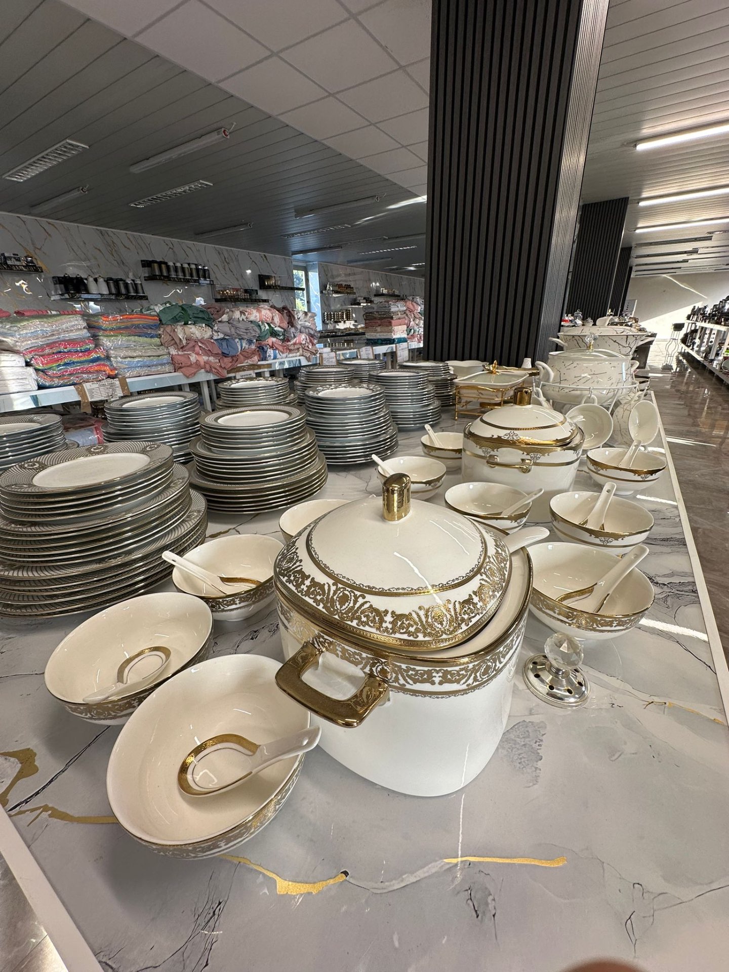 Servizio Piatti Porcellana · decoro oro